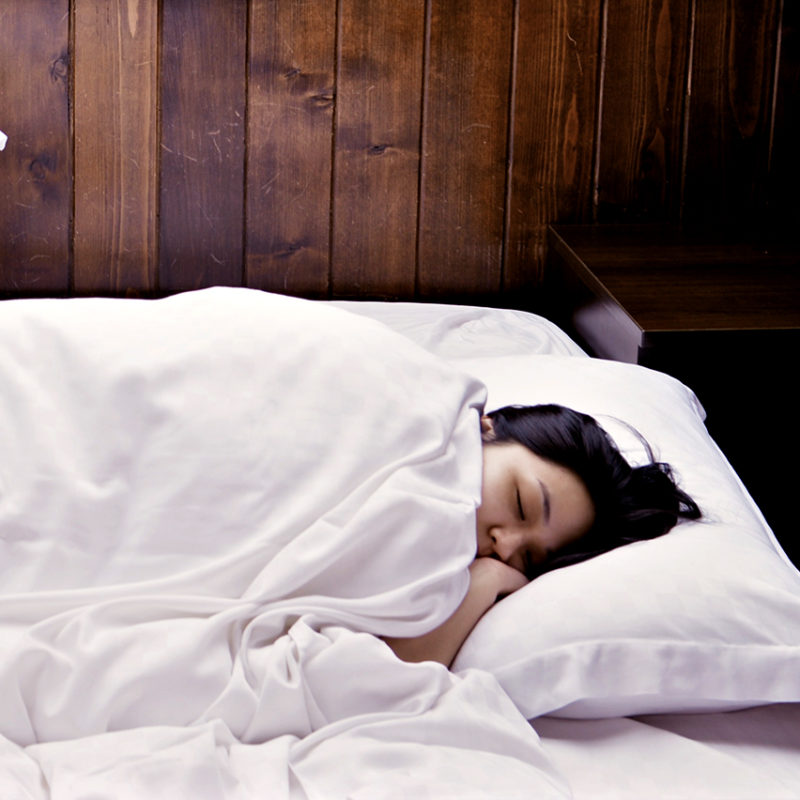 Чужая кровать спать. Девушка в одеяле. Одеяло лежит. Плед укрываться. Сон фото.